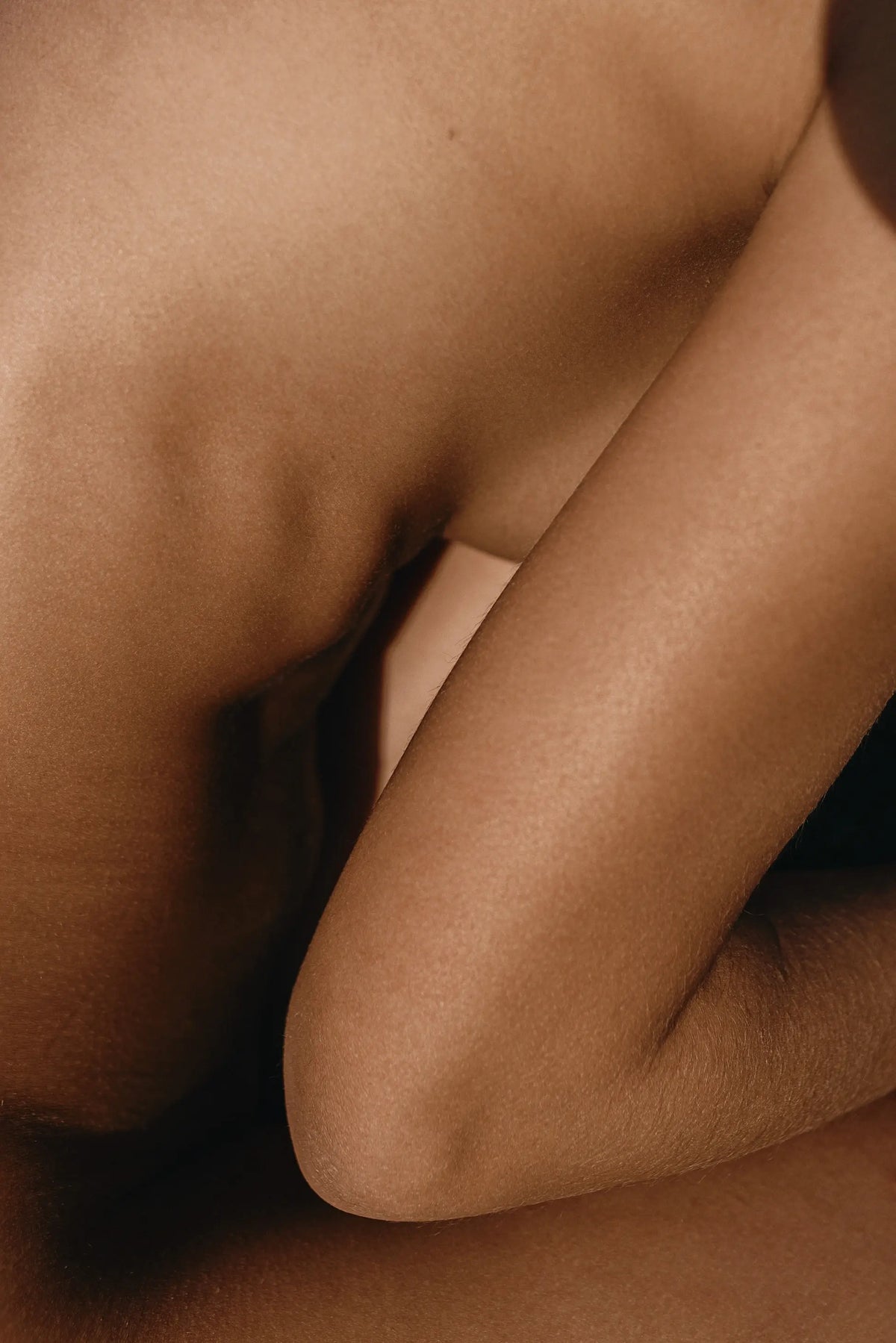Woman with smooth, contoured midsection