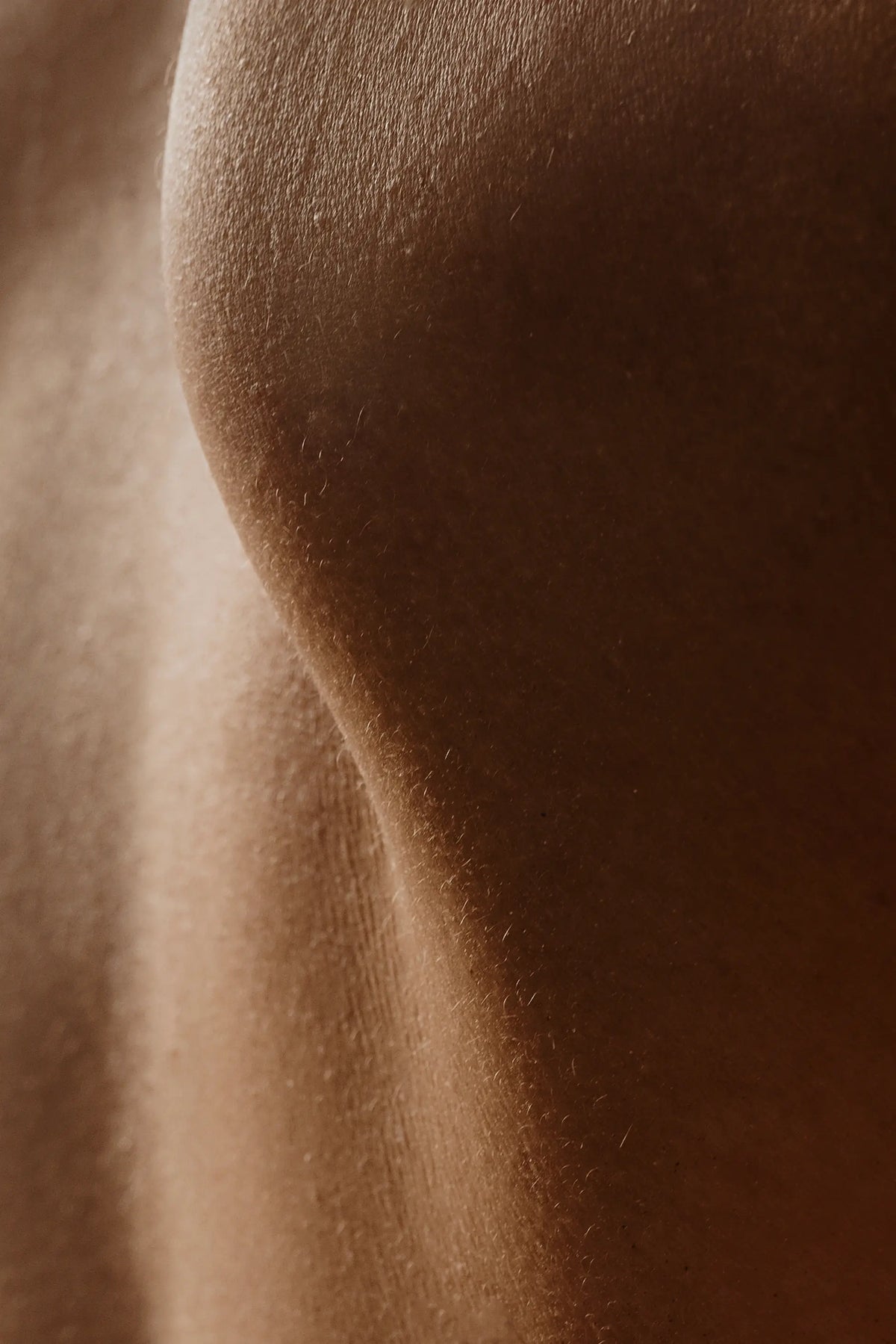 Woman with smooth, contoured midsection, alternate pose